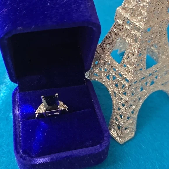 Elegant Silver and Blue Gemstone Ring - Picture 6 of 7